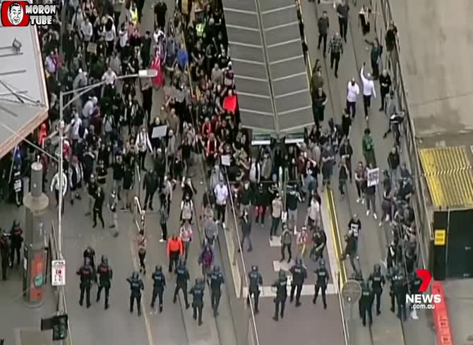 Video :Australia's new confinement - A conflict between protesters and police
